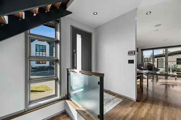 2702 28 AVE SW, Calgary, AB T3E 2B1