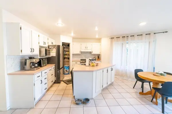 33 Sundown Close SE, Calgary, AB T2X 2X3