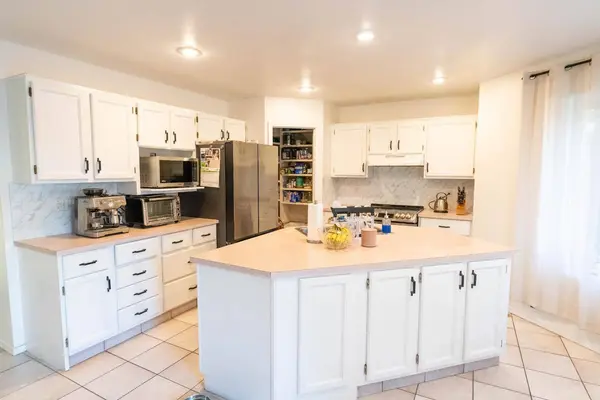 33 Sundown Close SE, Calgary, AB T2X 2X3