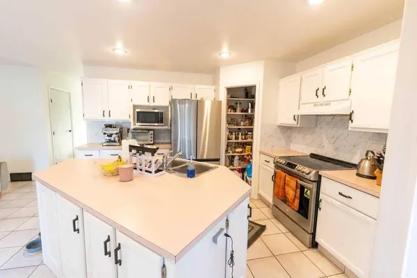 33 Sundown Close SE, Calgary, AB T2X 2X3