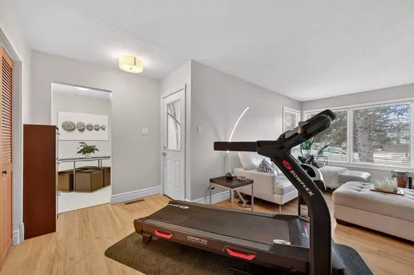 920 42 ST SW, Calgary, AB T3C 1Y8