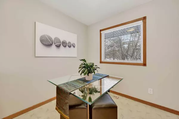 920 42 ST SW, Calgary, AB T3C 1Y8