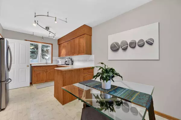 920 42 ST SW, Calgary, AB T3C 1Y8