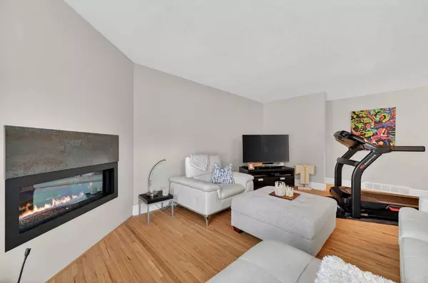 920 42 ST SW, Calgary, AB T3C 1Y8