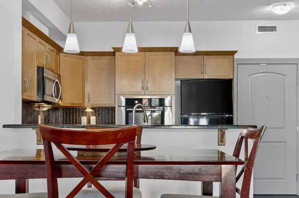 70 Royal Oak PLZ NW #406, Calgary, AB T3G 0C6