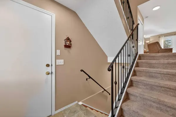 103 Fairways DR NW #16, Airdrie, AB T4B 2Y5