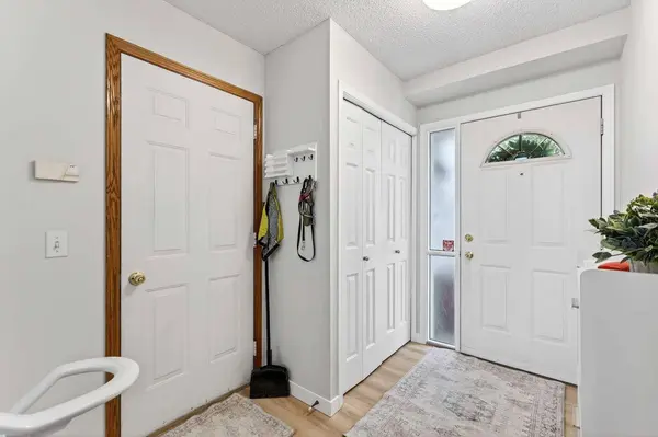 72 Glenbrook Villas SW, Calgary, AB T3E 7E8