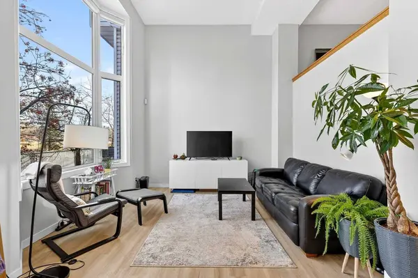 72 Glenbrook Villas SW, Calgary, AB T3E 7E8