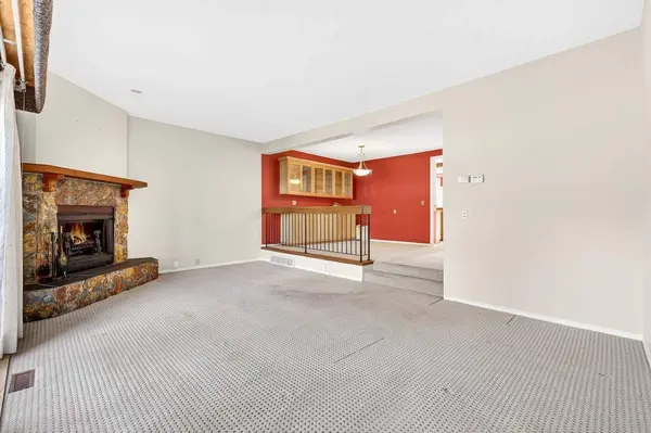 172 Glamis TER SW, Calgary, AB T3E 6V3