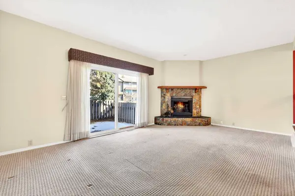 172 Glamis TER SW, Calgary, AB T3E 6V3