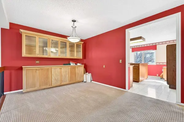 172 Glamis TER SW, Calgary, AB T3E 6V3