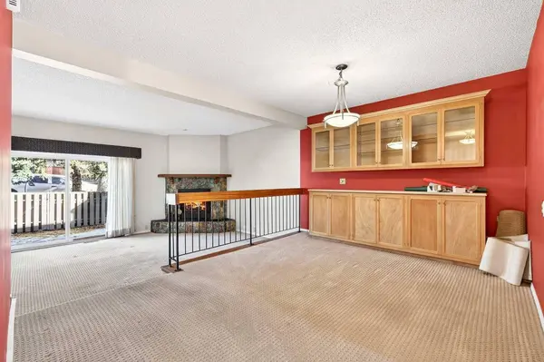 172 Glamis TER SW, Calgary, AB T3E 6V3