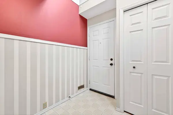 172 Glamis TER SW, Calgary, AB T3E 6V3