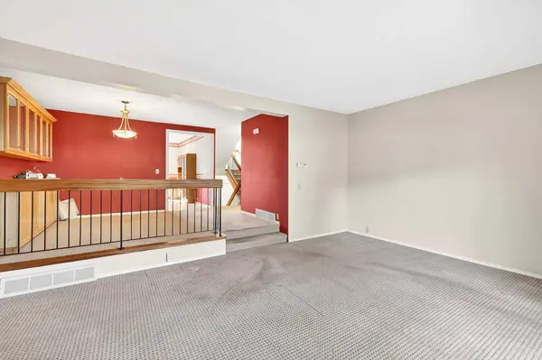 172 Glamis TER SW, Calgary, AB T3E 6V3