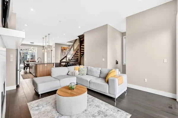 3736 44 ST SW, Calgary, AB T3E 3S2