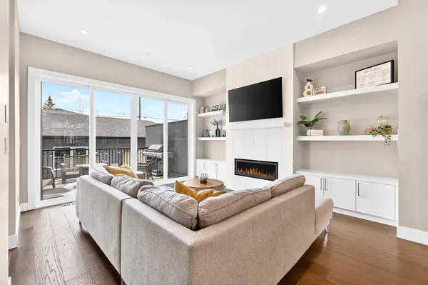 3736 44 ST SW, Calgary, AB T3E 3S2