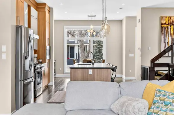 3736 44 ST SW, Calgary, AB T3E 3S2