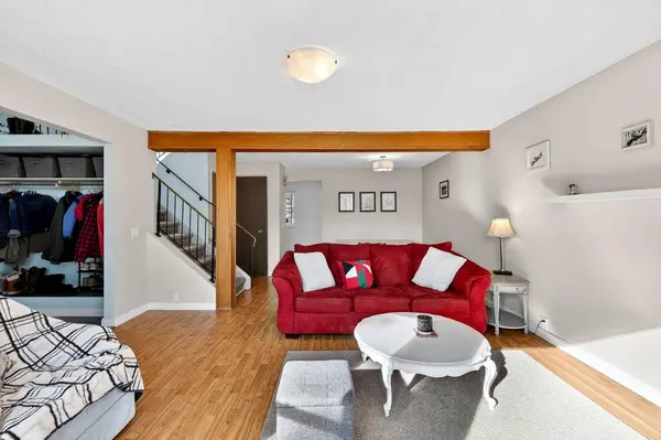 95 Woodglen GRV SW, Calgary, AB T2W 4J9