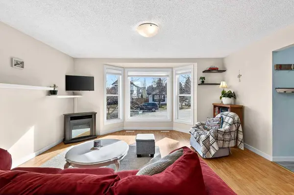 95 Woodglen GRV SW, Calgary, AB T2W 4J9
