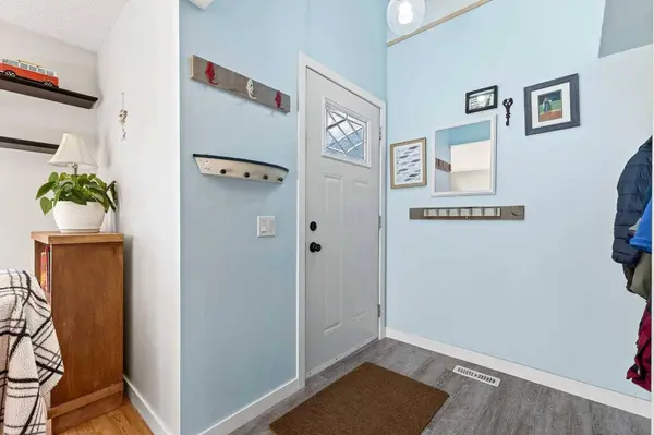 95 Woodglen GRV SW, Calgary, AB T2W 4J9