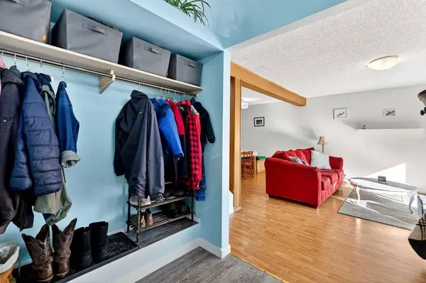 95 Woodglen GRV SW, Calgary, AB T2W 4J9