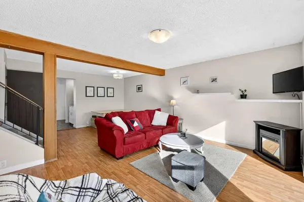 95 Woodglen GRV SW, Calgary, AB T2W 4J9