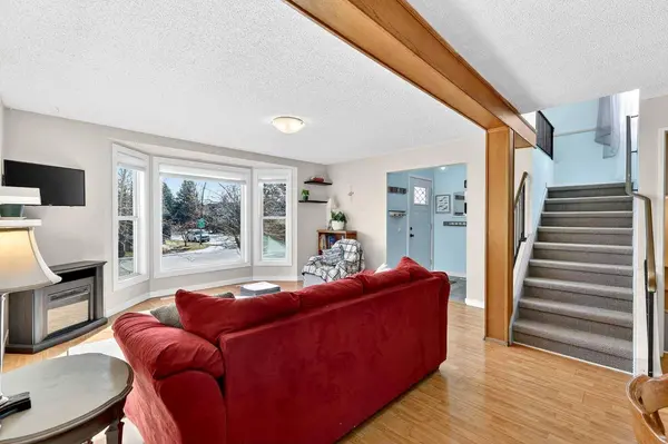 95 Woodglen GRV SW, Calgary, AB T2W 4J9