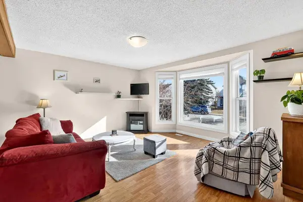 95 Woodglen GRV SW, Calgary, AB T2W 4J9