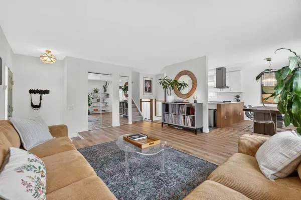 584 Woodhill PL SW, Calgary, AB T2W 3L5