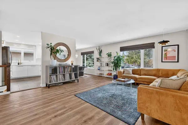 584 Woodhill PL SW, Calgary, AB T2W 3L5