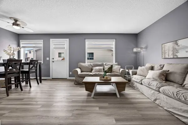 237 Willowbrook Close NW, Airdrie, AB T4B 2J6