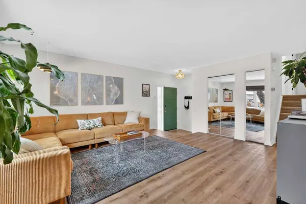 584 Woodhill PL SW, Calgary, AB T2W 3L5