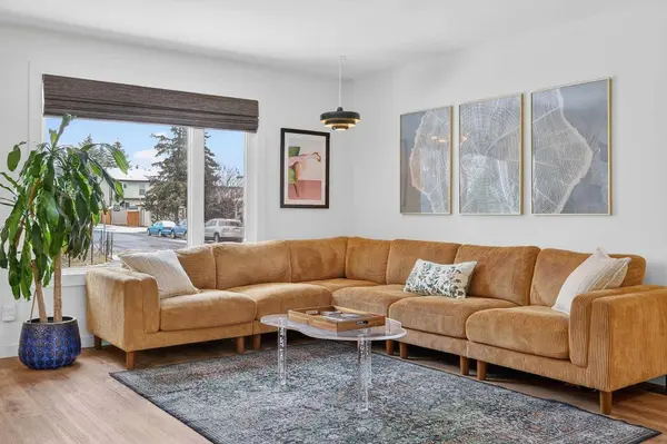 584 Woodhill PL SW, Calgary, AB T2W 3L5