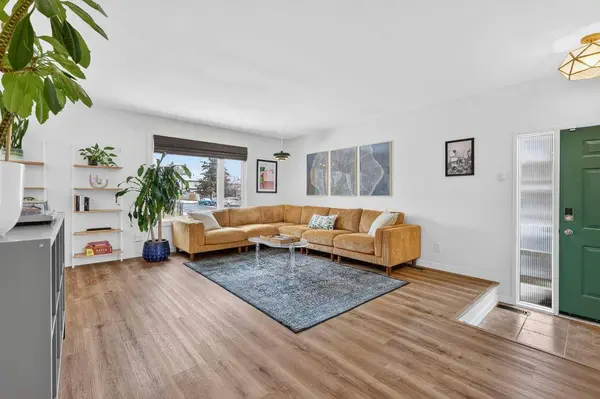 584 Woodhill PL SW, Calgary, AB T2W 3L5