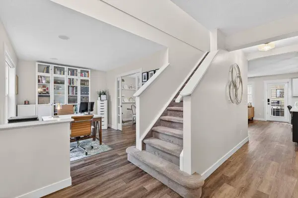 60 Inverness DR SE, Calgary, AB T2Z 3E4