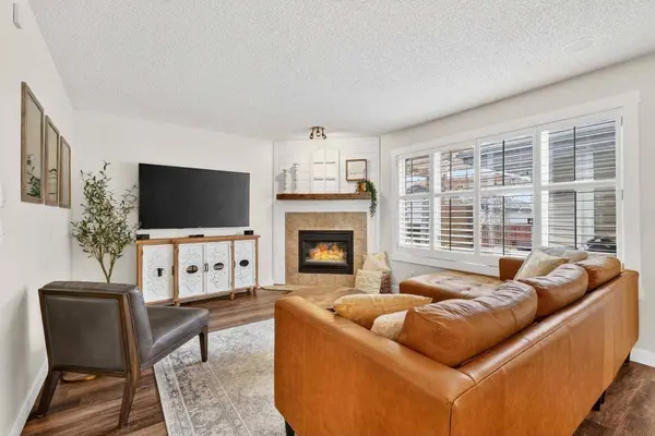 60 Inverness DR SE, Calgary, AB T2Z 3E4