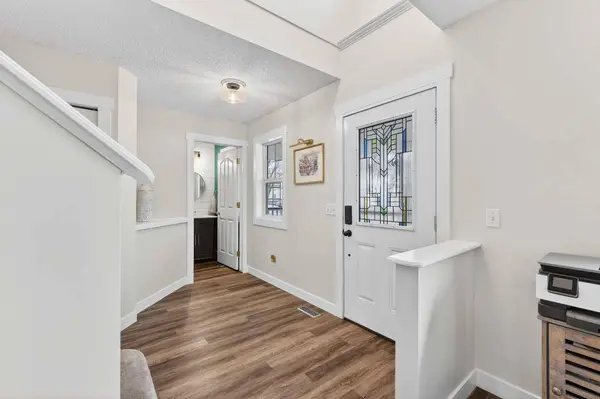 60 Inverness DR SE, Calgary, AB T2Z 3E4