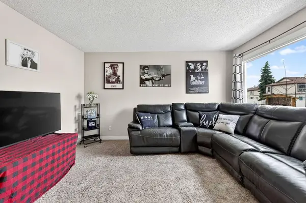 230 Deerpoint LN SE, Calgary, AB T2J 6M7