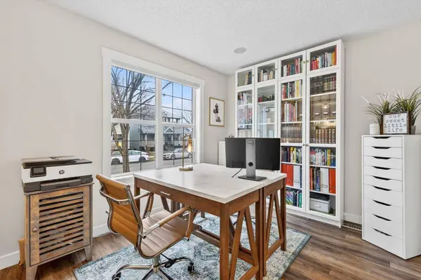 60 Inverness DR SE, Calgary, AB T2Z 3E4