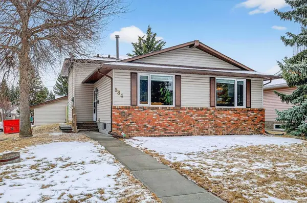 584 Woodhill PL SW, Calgary, AB T2W 3L5