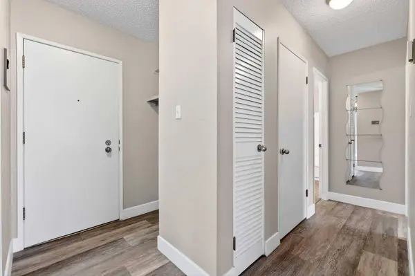 635 56 AVE SW #402, Calgary, AB T2V 0G9