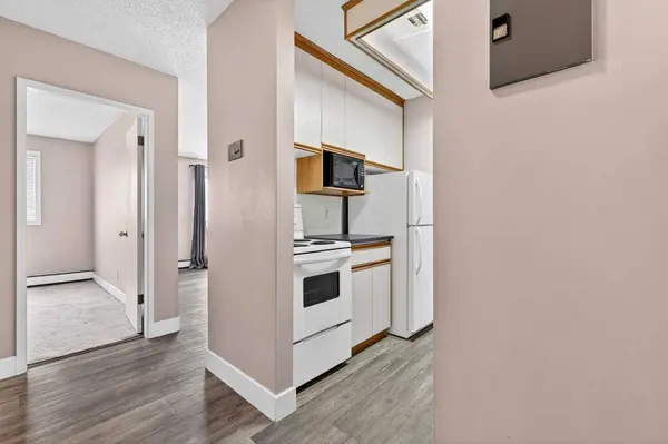 635 56 AVE SW #402, Calgary, AB T2V 0G9