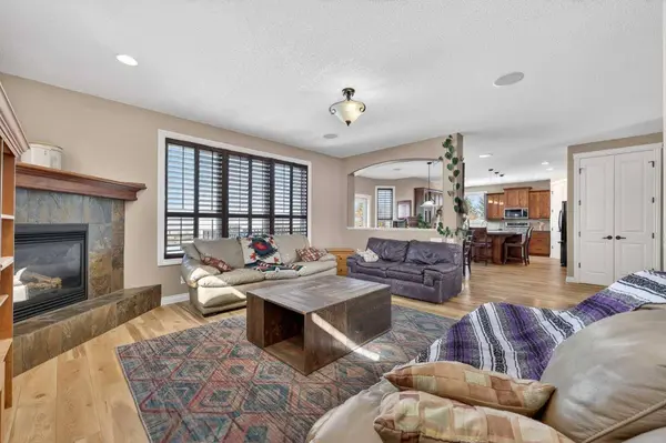 14 Cameron Close, Okotoks, AB T1S 2E8