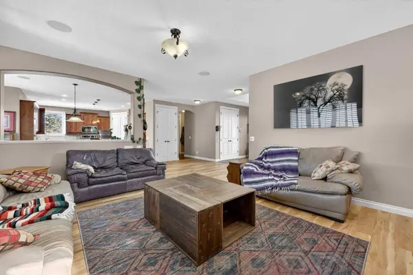 14 Cameron Close, Okotoks, AB T1S 2E8