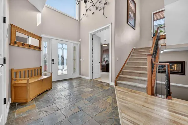 14 Cameron Close, Okotoks, AB T1S 2E8