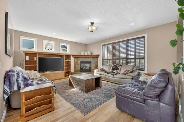 14 Cameron Close, Okotoks, AB T1S 2E8