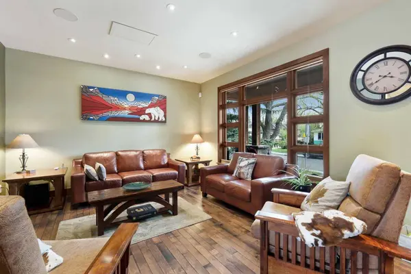 2908 7 AVE NW, Calgary, AB T2N 1B2