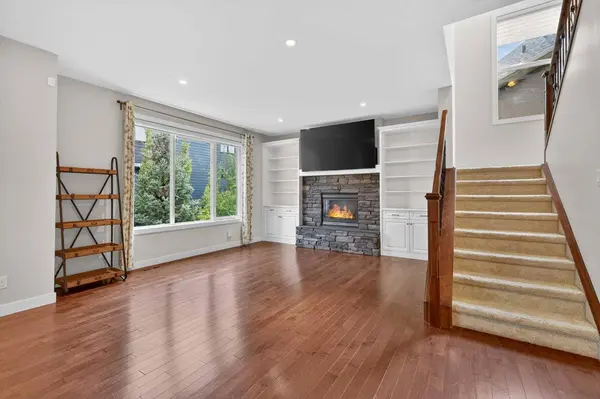 68 Westland CRES SW, Calgary, AB T3H 0W1