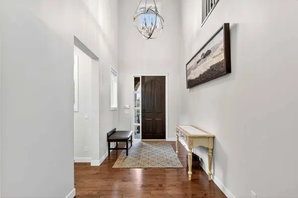 68 Westland CRES SW, Calgary, AB T3H 0W1