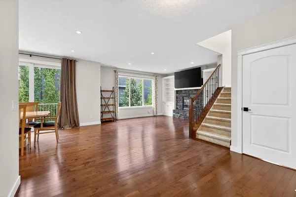 68 Westland CRES SW, Calgary, AB T3H 0W1